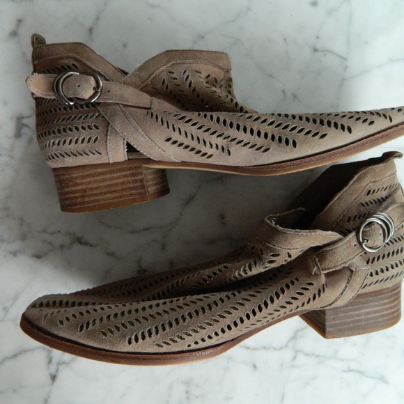 Vince Camuto Perforated Suede Ankle Boot Bootie 11 - Picture 4 of 7